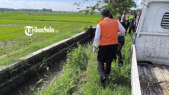 TEMUAN MAYAT MENGAPUNG - Mayat pria ditemukan mengapung di aliran sungai irigasi Desa Sukorejo, Kecamatan Wonosari, Klaten, Senin (25/5/2026). Penemuan mayat itu bermula saat warga menemukan sepeda motor tercebur di aliran sungai yang sama.