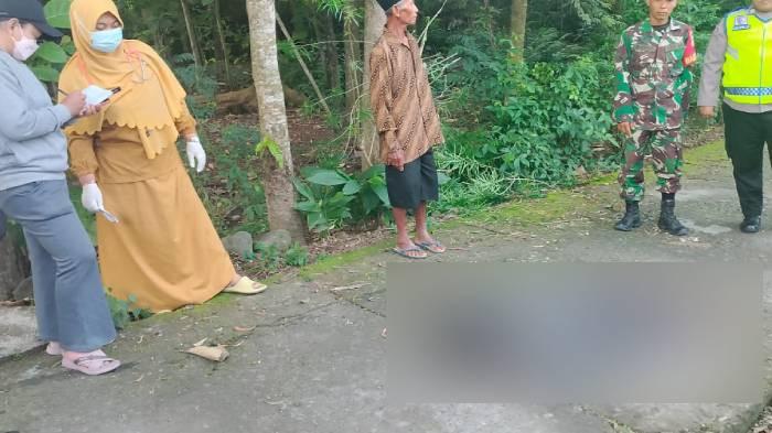 Mayat tergeletak di jalan