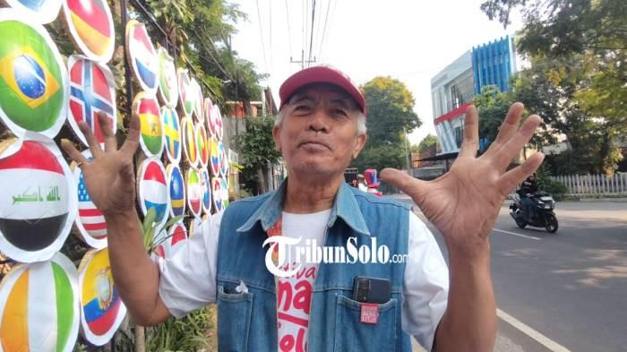 PIALA DUNIA. Pendiri Pasoepati Mayor Haristanto, di depan Museum Titik Nol Pasoepati  di Jalan Kolonel Sugiyono nomor 37, Kampung Nayu Timur, Kelurahan Nusukan, Kecamatan Banjarsari, Kota Solo, Kamis (4/6/2026). Dia mengaku tidak mendukung tim manapun.
