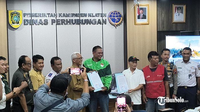 MEDIASI - Mediasi antara ojek online (Ojol) dan ojek pangkalan (Opang) Stasiun Klaten, Senin (12/1/2026). Pertemuan menetapkan kesepakatan titik jemput baru yang lebih dekat, yakni di dekat pintu keluar parkiran stasiun.