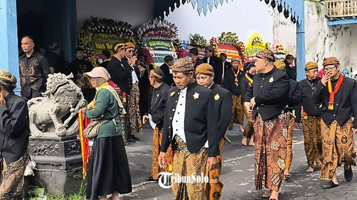 Menjelang acara jumenengan atau kenaikan tahta Pakubuwono XIV