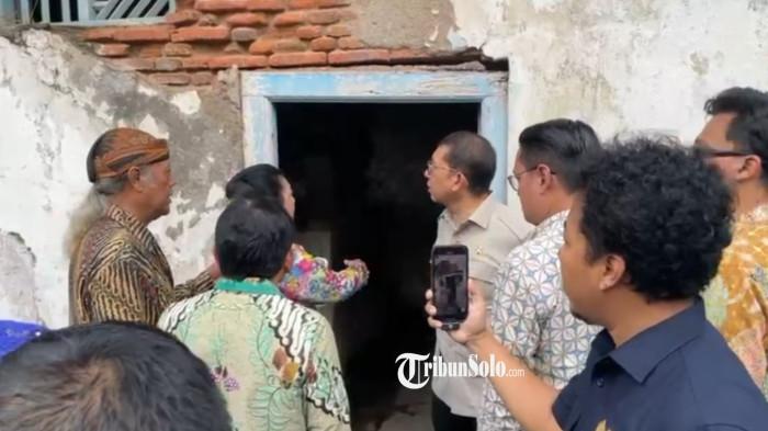 SOROTI KONDISI KERATON - Menteri Kebudayaan RI Fadli Zon saat ditemani oleh Ketua Lembaga Dewan Adat (LDA) GRAy Koes Murtiyah Wandansari atau Gusti Moeng berkeliling di kawasan dalam Keraton Solo, Minggu (18/1/2026). Kondisi banyaknya gedung kosong hingga tembok berlubang menjadi perhatian tersendiri bagi Fadli Zon.