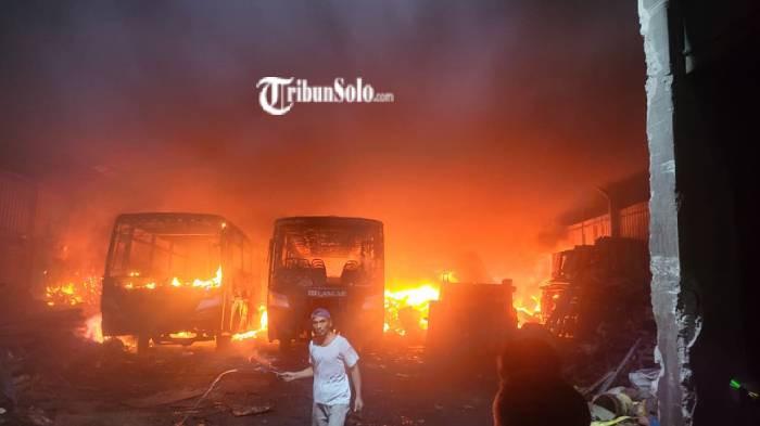 MERAH MENYALA. Gudang rosok di Desa Tlogorandu, Kecamatan Juwiring, Kabupaten Klaten, mengalami kebakaran, Rabu (25/2/2026). Kebakaran itu juga membuat dua bus yang berada di dalam gudang dilalap api.
