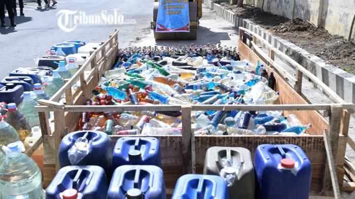 DIMUSNAHKAN. Ribuan botol miras di Kabupaten Karanganyar dimusnahkan jelang arus mudik Lebaran 2026, di Mapolres Karanganyar, Kamis (12/3/2026). Miras disebut jadi pemicu kerawanan wilayah.