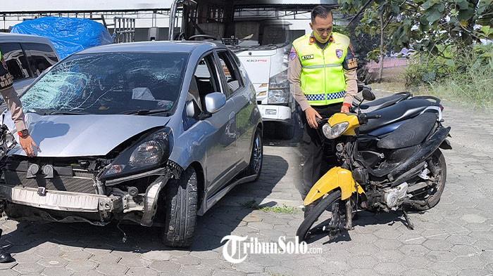TERLIBAT KECELAKAAN - Mobil Honda Jazz dan sepeda motor Yamaha Jupiter yang terlibat kecelakaan lalu lintas terjadi di jalan Delanggu-Jelobo, Desa Bulan, Kecamatan Wonosari, Kabupaten Klaten, Rabu (18/3/2026). Dua orang tewas dalam insiden tersebut.