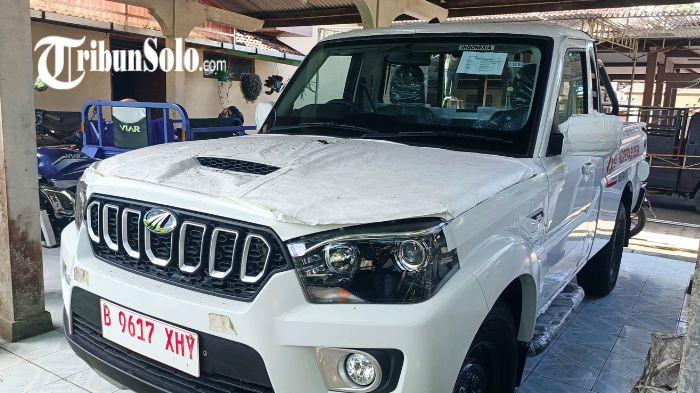 DIPARKIR - Mobil KDMP terparkir di parkiran kantor desa Penggung, Kecamatan Boyolali, Senin (13/4/2026). Sebanyak 71 mobil pikap 4x4 untuk Koperasi Desa Merah Putih (KDMP) mulai didistribusikan.