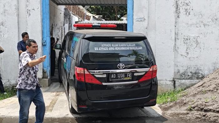 TIBA DI KERATON - Mobil jenazah yang membawa Raja Keraton Solo, Sinuhun Pakubuwono XIII dari Rumah Sakit Indriati Solo Baru ke Keraton Solo, Minggu (2/11/2025). Mobil jenazah ini diketahui milik Baznas.