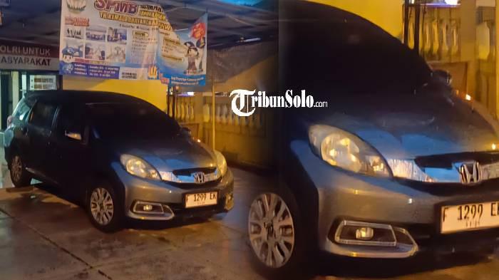 PEMILIK MISTERIUS. Mobil Honda Mobilio bernomor polisi F-1299-EK ditemukan terparkir di area Pasar Kota Wonogiri. Sampai hari ini mobil tersebut belum diambil, Jumat (17/4/2026).