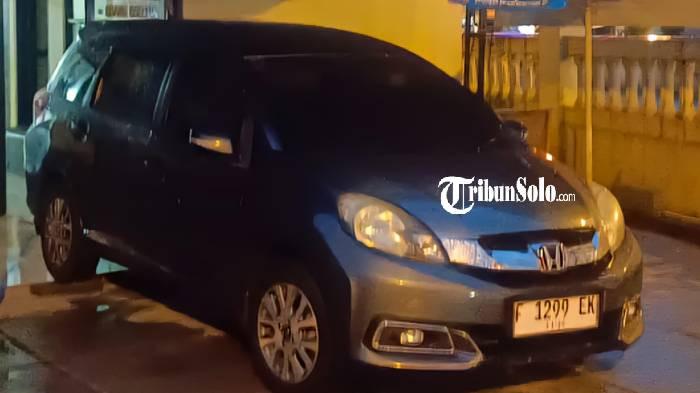 PEMILIK MISTERIUS. Mobil Honda Mobilio bernomor polisi F-1299-EK ditemukan terparkir di area Pasar Kota Wonogiri. Sampai hari ini mobil tersebut belum diambil, Jumat (17/4/2026).