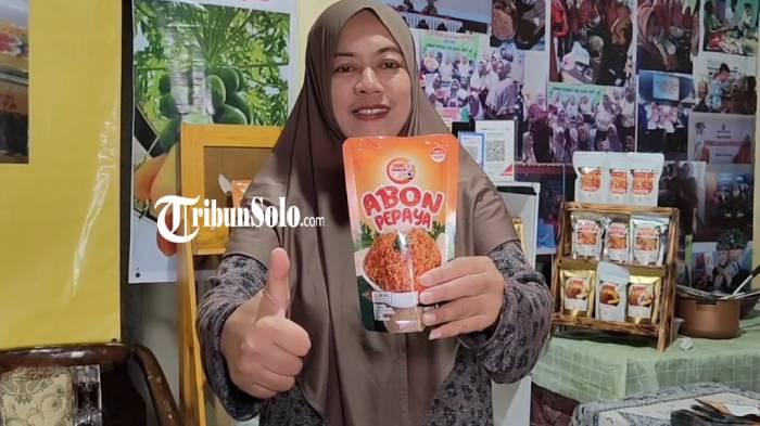 KREATIF. Wahyu Nugraheni (43) warga Desa Karangnongko, Kecamatan Mojosongo, Boyolali ditemui Jumat (22/5/2026). Dia membuat camilan dari bahan pepaya.