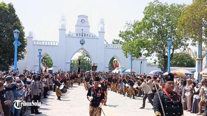 GREBEG MAULID KERATON - Momen warga berebut gunungan di halaman Masjid Agung Keraton Solo meski prosesi doa belum rampung digelar, Jumat (5/9/2025) pagi. Memperingati Maulid Nabi Muhammad SAW, Keraton Kasunanan Solo menggelar tradisi tahunan bertajuk Hajad Dalem Garebeg Mulud pada Jumat (5/9/2025) pagi.