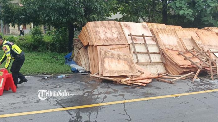 Muatan triplek jatuh dari truk yang terguling di tikungan jalur lingkar selatan Boyolali