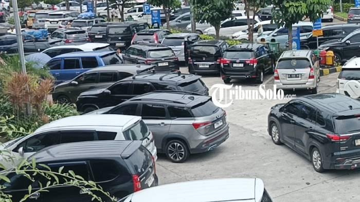 RAMAI. Kendaraan pemudik memadati rest area KM 487 B, di Teras, Boyolali, Rabu (25/3/2026). Meski cukup padat, kapasitas rest area masih mencukupi. Sejumlah titik parkir masih tersedia bagi kendaraan yang hendak berhenti. (TribunSolo.com/Tri Widodo)