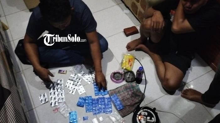 DITANGKAP. Ratusan butir pil koplo disita polisi dari tangan pengedar di Desa Sawahan, Kecamatan Ngemplak, Kamis (16/4/2026). Pelaku kini ditangkap.