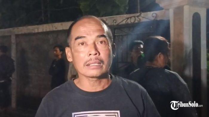 KESAKSIAN PAMAN - Ngatirin, paman korban dalam peristiwa perampokan sadis yang terjadi di Dukuh Pengkol, Desa Pengkol, Kecamatan Karanggede, Kabupaten Boyolali, Kamis (29/1/2026). Ia menjadi orang pertama dari pihak keluarga yang datang ke rumah korban setelah mendapat kabar dari Purwanto, suami korban, yang saat kejadian berada di Kalimantan Barat.