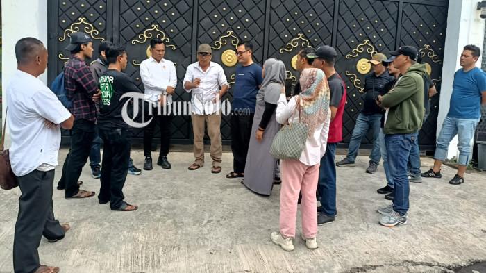 DIGERUDUK. Rumah mewah Bos BLN di Perum Graha Sejahtera RT 006 RW 004 Kelurahan/Kecamatan Mojosongo Kab Boyolali Rabu (1/10/2025). Nicholas tak berada di kediamannya.