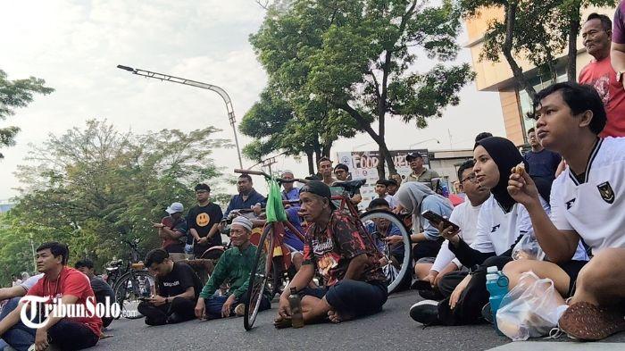 NONTON BARENG - Suasana nonton bareng Piala Dunia 2026 di Car Free Day Solo, Minggu (14/6/2026). Nobar Piala Dunia 2026 di CFD Solo menarik perhatian warga dari berbagai kalangan, mulai pejalan kaki, pesepeda hingga tukang becak.