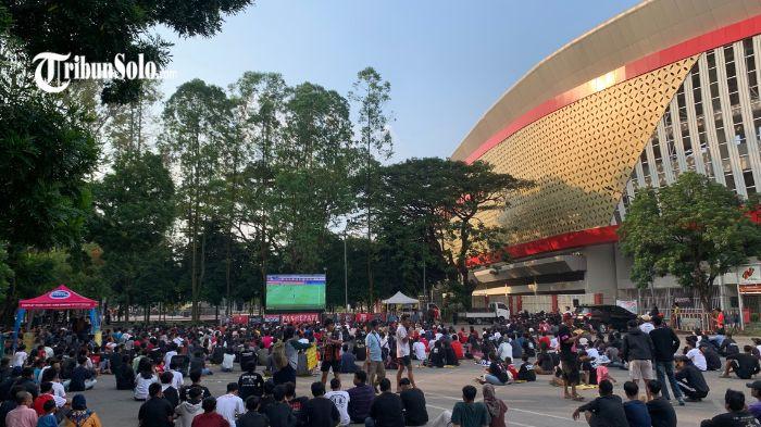 NONTON BARENG - Ratusan pendukung Persis Solo gelar nonbar laga terakhir Laskar Sambernyawa vs Persita Tangerang di Area Parkiran Selatan Stadion Manahan, Sabtu (23/5/2026). Pertandingan sempat ditayangkan di layar lebar yang berada di sisi barat area parkir Stadion Manahan Solo saat awal babak pertama dimulai.