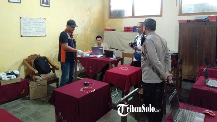 OLAH TKP - Polisi melakukan olah TKP di SD Negeri 1 Sine, Kelurahan Sine, Kecamatan Sragen, Kabupaten Sragen, Kamis (24/4/2026) siang. Lima buah Chromebook milik SD Negeri 1 Sine digondol maling. Dua pelaku sudah berhasil diamankan.