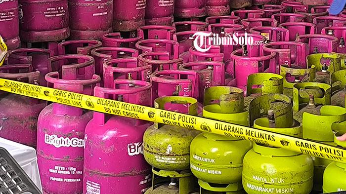 OPLOSAN LPG - Ribuan tabung gas LPG berbagai ukuran yang diamankan Bareskrim Polri sebagai barang bukti kasus pengoplosan LPG subsidi di Klaten, Sabtu (2/5/2026). Dua orang ditetapkan sebagai tersangka dalam kasus ini. Sementara satu orang lain masih diburu.