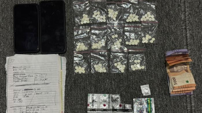 Barang bukti paket obat-obatan jenis pil Yarinp, Tramadol, dan Trihexyphenidyl yang diamankan Ditresnarkoba Polda Jateng di wilayah Karanganyar