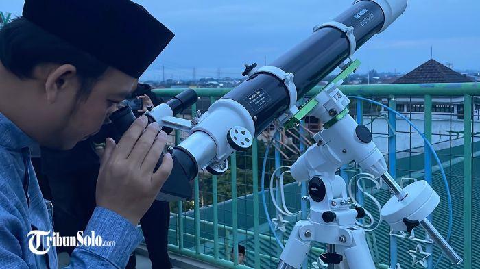 PANTAU HILAL - Observatorium Pondok Pesantren Modern Assalam Sukoharjo melaksanakan pemantauan atau rukyat hilal untuk penentuan awal Syawal 1447 Hijriah pada Selasa (16/2/2026). Pemantauan rukyat hilal Syawal 1447 Hijriah di Observatorium Pondok Pesantren Modern Assalam, Sukoharjo, menunjukkan hasil hilal negatif