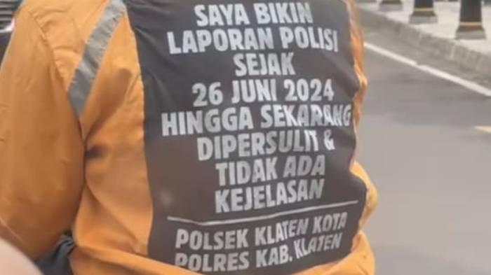 VIRAL. Seorang driver ojek online (ojol) menempelkan keluhan lapor polisi Klaten di jaket, aksi tersebut viral di sosial media (medsos).
