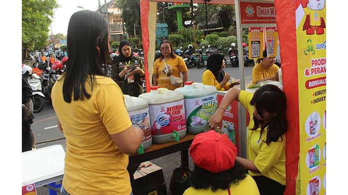 OMAH WANGI BERSERI. Brand Omah Wangi yang merupakan anak brand dari CV Bintang Mitra Mulia, kembali menunjukkan komitmennya pada kebersihan, kesehatan, dan lingkungan melalui event bertajuk 'Omah Wangi BERSERI' yang digelar pada Car Free Day (CFD) Solo, tepatnya di Jl. Slamet Riyadi, Perempatan OJK, Minggu (5/10/2025).