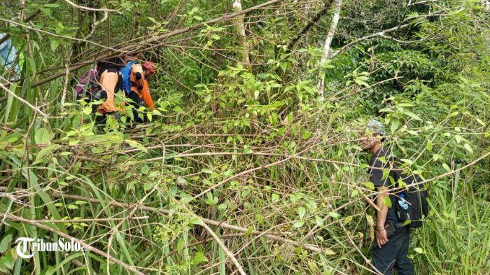 DITEMUKAN - Operasi pencarian SAR pendaki hilang di Bukit Mongkrang, Kecamatan Tawangmangu, Kabupaten Karanganyar, ke-12 Jum'at (30/1/2026) lalu. Setelah pencarian intensif selama hampir dua minggu, pendaki yang hilang di Mongkrang, Yazid Ahmad Firdaus dikabarkan ditemukan dalam kondisi meninggal dunia pada Selasa (10/2/2026).