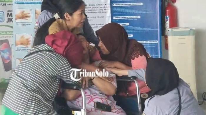 MENANGIS. Orang Tua korban bocah laki-laki yang hanyut di sungai Premulung, Kecamatan Semanggi Kota Solo tak kuasa menahan tangis usai dengan kabar anaknya tak tertolong.