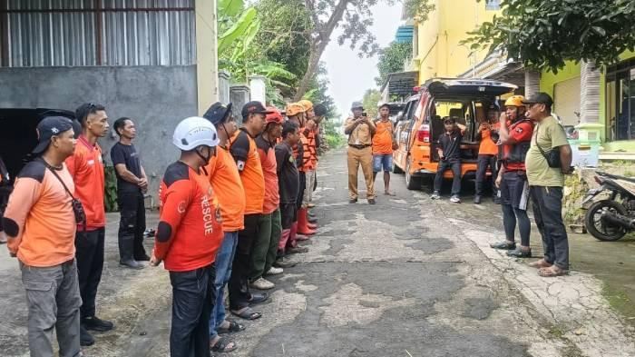 PENCARIAN. Petugas Opsar melakukan apel persiapan sebelum melakukan pencarian terhadap survirvor bernama Suminem (77), warga Dukuh Pakel, RT 4, RW 2, Desa Karangpelem, Kecamatan Kedawung, Kabupaten Sragen, Senin (9/3/2026). (Istimewa)
