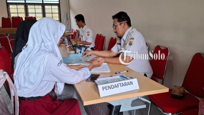 SPMB SMP Sragen 2025: Puluhan Calon Siswa Datangi Posko Disdikbud, Mengadu Alamat Berbeda - Jarak