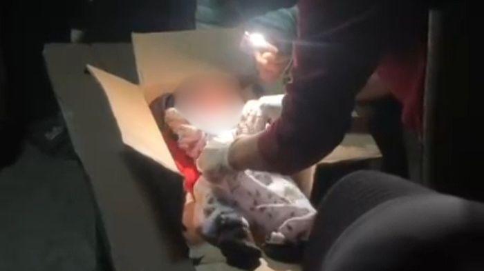 BAYI DIBUANG - Bayi perempuan berusia 5 hari ditemukan di depan rumah warga, tepatnya wilayah RT 15 Dukuh Plasan Dukuhan, Desa Sidoharjo, Kecamatan Sidoharjo, Kabupaten Sragen, Senin (25/5/2026) malam. Orang tua yang diduga membuang bayi tersebut kini diburu kepolisian.