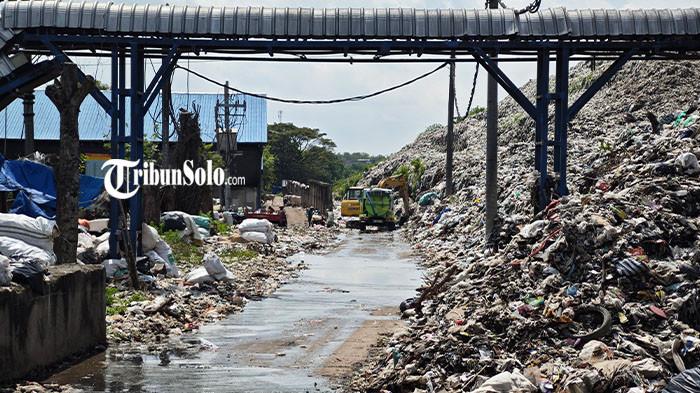 PENANGANAN SAMPAH DISOROT - Suasana TPA Putri Cempo, Solo, Jumat (1/5/2026). Sebulan setelah sanksi praktik open dumping dijatuhkan, sorotan terhadap penanganan sampah di Kota Solo belum mereda. Ketua Fraksi PKS DPRD Surakarta, Sugeng Riyanto, menilai hingga kini Pemerintah Kota Solo belum menunjukkan keberpihakan anggaran yang kuat untuk mengatasi persoalan tersebut.