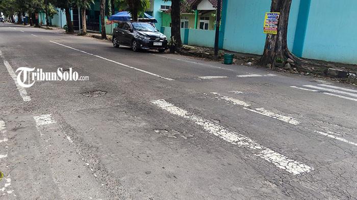 PERBAIKAN JALAN - Penampakan jalan Yudomo, salah satu jalan di Karanganyar mendapatkan perawatan