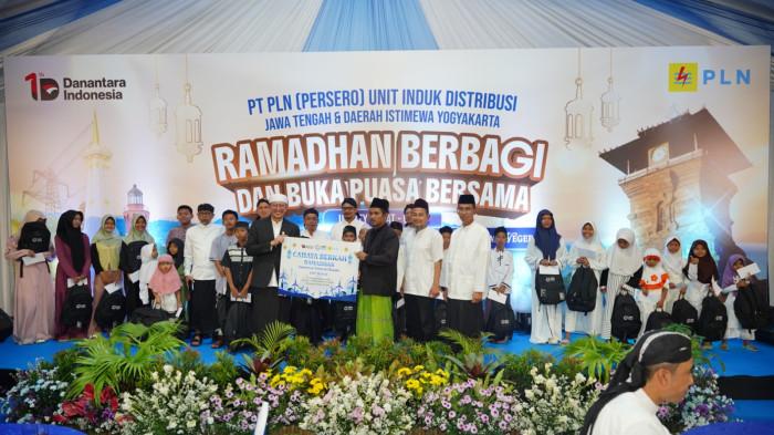 PLN Unit Induk Distribusi (UID) Jawa Tengah dan DIY berbagi kebahagiaan