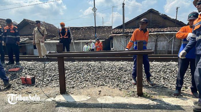 TUTUP PERLINTASAN - PT Kereta Api Indonesia (KAI) melakukan penutupan perlintasan sebidang di Desa Plumbon, Kecamatan Mojolaban, Kabupaten Sukoharjo, Selasa (19/5/2026). Penutupan dilakukan karena perlintasan tanpa pintu pengaman dan penjaga tersebut dinilai membahayakan keselamatan warga maupun perjalanan kereta api.