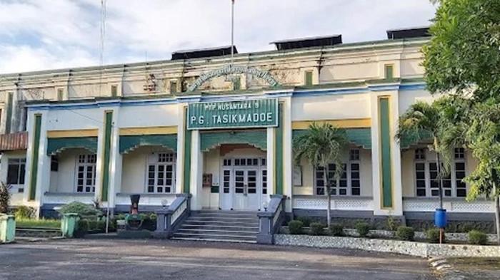 PABRIK GULA - Pabrik Gula Tasikmadu berlokasi di Jalan Tasikmadu-Kebakkramat, Nglano Wetan, Ngijo, Kec. Tasikmadu, Kabupaten Karanganyar, Jawa Tengah.