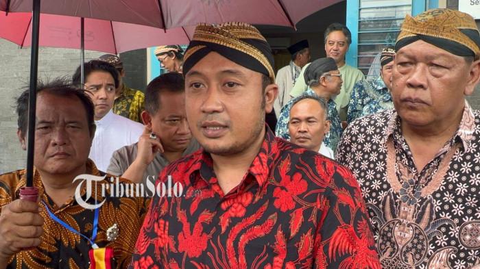 JAWAB SOAL PENGKHIANAT.  Pakubuwono XIV Hangabehi ditemui pada Jumat (14/11/2025). Dia mengaku tak pernah diajak berembuk soal suksesi.