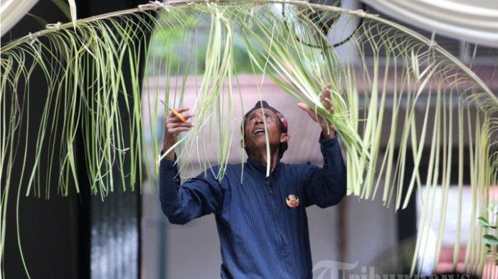 TRADISI JELANG PERNIKAHAN - Para abdi dalem keraton memasang tarub di Keraton Yogyakarta, Kota Yogyakarta, Senin (21/10/2013). Prosesi ini merupakan bagian dari acara royal wedding antara GKR Hayu dan KPH Notonegoro beberapa tahun lalu. Upacara pasang tarub sampai kini masih eksis di Solo Raya, Jawa Tengah, begini sejarahnya.