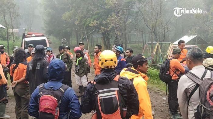 PENDAKI HILANG - Para anggota SAR berkumpul di basecamp Bukti Mongkrang, Karanganyar, Rabu (21/1/2026). Yazid Ahmad Firdaus (26), warga Perum Angsana, Desa Gawanan, Kecamatan Colomadu, Kabupaten Karanganyar, dilaporkan hilang saat mendaki Bukit Mongkrang.