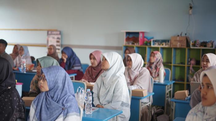 PENGAJAR - Ilustrasi guru, belum lama ini. Wakil Ketua Komisi II DPR RI, Aria Bima, menegaskan tidak akan ada pemangkasan pegawai, khususnya di sektor pendidikan dan kesehatan.
