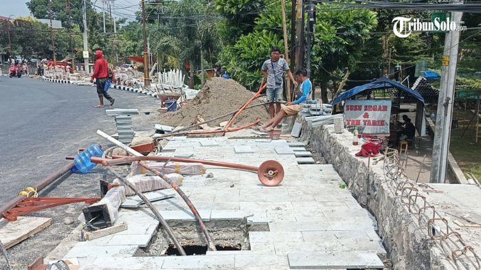 BELUM KELAR - Para pekerja masih melakukan pekerjaan yang pembangunan revitalisasi jalan Pandanaran, Simpang Lima Boyolali, Selasa (30/12/2025) Pelaksanaan revitalisasi Jalan Pandanaran Boyolali secara resmi berakhir. Namun, sejumlah titik masih belum rapi dan bahkan masih dalam proses pembangunan.