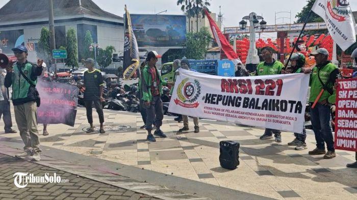 AKSI DEMO - Para pengemudi ojek online (ojol) roda dua di Solo menggelar aksi menuntut sanksi tegas bagi Bajaj Maxride yang masih beroperasi mengangkut penumpang meski dilarang, di Balai Kota Solo, Kamis (22/1/2016). Aksi ini merupakan bentuk kekecewaan atas lambatnya respons pemerintah.