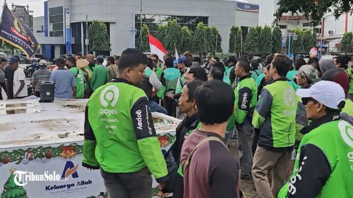 AKSI DEMO - Para pengemudi ojek online (ojol) roda dua di Solo menggelar aksi menuntut sanksi tegas bagi Bajaj Maxride yang masih beroperasi mengangkut penumpang meski dilarang, di Balai Kota Solo, Kamis (22/1/2026). Aksi ini merupakan bentuk kekecewaan atas lambatnya respons pemerintah.