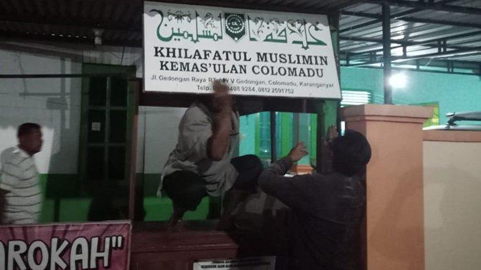Bukan Diturunkan Polisi, Pengurus di Karanganyar Sukarela Turunkan Plakat Nama Khilafatul Muslimin
