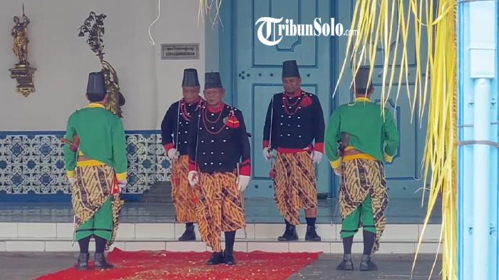 Para prajurit Keraton Kasunanan Solo saat bertugas dalam acara Hajad Dalem Jumenengan Pakubuwono XIV