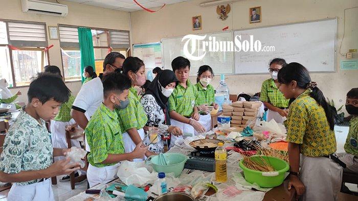 Saat Para Siswa SMPN 4 Solo Belajar Wirausaha :  Diajak ke Pasar Tawar Harga hingga Olah Makanan
