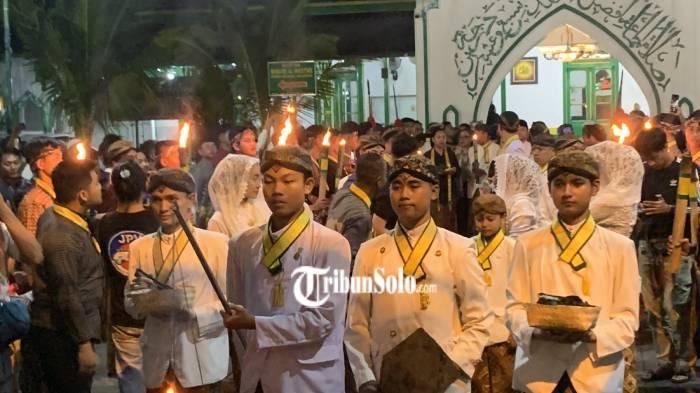 PAWAI. Pura Mangkunegaran kembali gelar kirab obor di malam takbiran serta bagikan gunungan jajanan pasar kepada masyarakat, Jumat (20/3/2026). ini diharapkan bisa jadi event wisata.