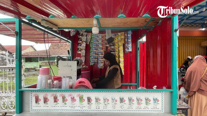 PENJUAL ES TEH - Pedagang es teh di Solo, Jumat (3/4/2026). Pelaku usaha mikro, kecil, dan menengah (UMKM) sektor minuman es teh jumbo di Solo terpaksa menaikkan harga jual produknya dalam beberapa pekan terakhir.